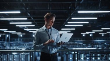 Veri Merkezi Uzmanı Dizüstü bilgisayar kullanıyor