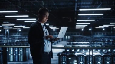 Veri Merkezi Uzmanı Dizüstü bilgisayar kullanıyor