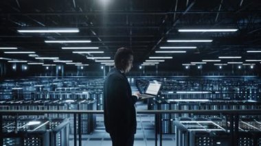 Veri Merkezi Uzmanı Dizüstü bilgisayar kullanıyor