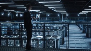 Veri Merkezi Uzmanı Dizüstü bilgisayar kullanıyor