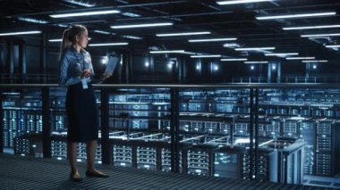 Veri Merkezi Uzmanı Dizüstü bilgisayar kullanıyor