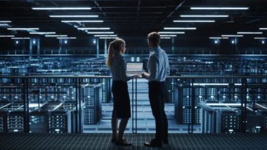 Veri Merkezi İki Uzman Konuşuyor Laptop Bilgisayar Kullan
