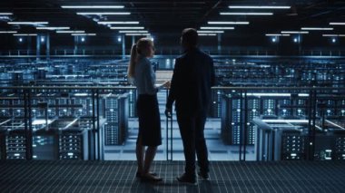 Veri Merkezi İki Uzman Konuşuyor Laptop Bilgisayar Kullan