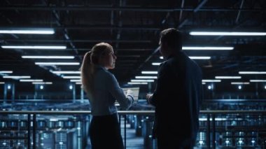 Veri Merkezi İki Uzman Konuşuyor Laptop Bilgisayar Kullan