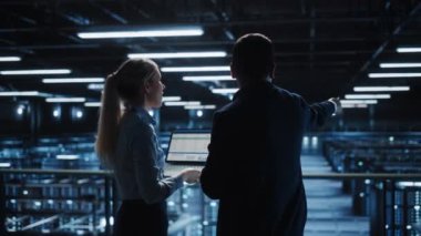 Veri Merkezi İki Uzman Konuşuyor Laptop Bilgisayar Kullan