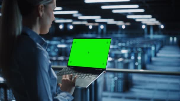 Centrul de date Specialist utilizează Chroma Key Laptop Computer — Videoclip de stoc