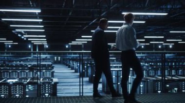 Veri Merkezi İki Uzman Konuşuyor Laptop Bilgisayar Kullan