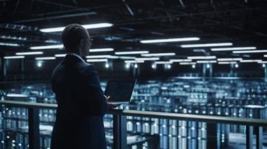 Veri Merkezi Uzmanları Laptop Bilgisayar Kullan