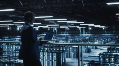 Veri Merkezi Uzmanları Laptop Bilgisayar Kullan