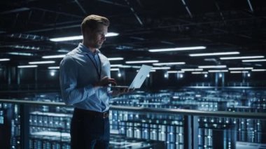 Veri Merkezi Uzmanları Laptop Bilgisayar Kullan