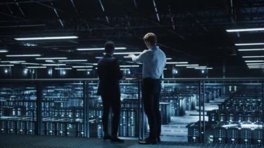 Veri Merkezi İki Uzman Konuşma Tablet Bilgisayarı Kullan