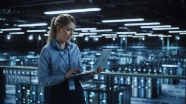 Veri Merkezi Uzmanı Dizüstü bilgisayar kullanıyor