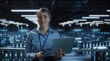 Veri Merkezi Uzmanı Dizüstü bilgisayar kullanıyor