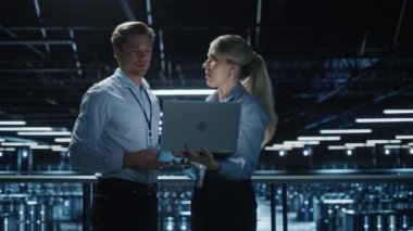 Veri Merkezi İki Uzman Konuşuyor Laptop Bilgisayar Kullan