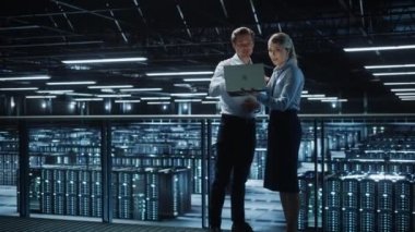 Veri Merkezi İki Uzman Konuşuyor Laptop Bilgisayar Kullan