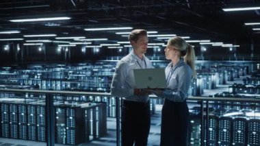 Veri Merkezi İki Uzman Konuşuyor Laptop Bilgisayar Kullan