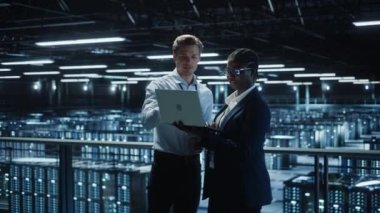 Veri Merkezi İki Uzman Konuşuyor Laptop Bilgisayar Kullan