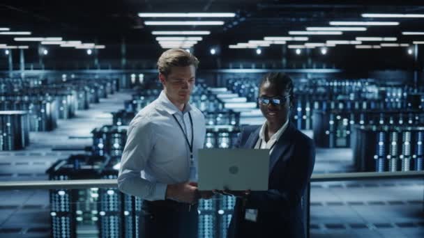 Data Center Två Specialister Prata Använd Bärbar Dator — Stockvideo