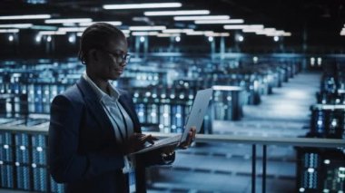 Veri Merkezi Uzmanı Dizüstü bilgisayar kullanıyor