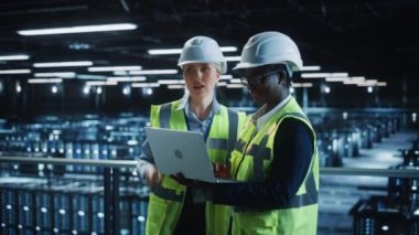 Veri Merkezi İki Uzman Konuşuyor Laptop Bilgisayar Kullan