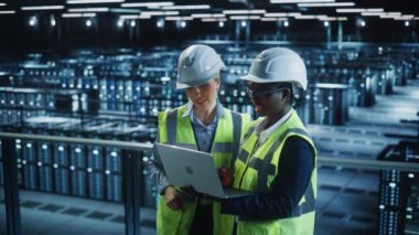 Veri Merkezi İki Uzman Konuşuyor Laptop Bilgisayar Kullan