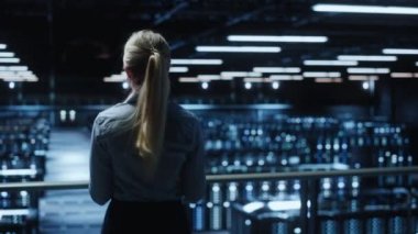 Veri Merkezi Uzmanı Dizüstü bilgisayar kullanıyor