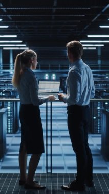 Dikey Ekran Veri Merkezi İki Uzman Çalışıyor