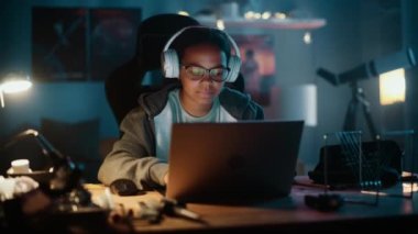 Dizüstü bilgisayar kullanan Genç Bilim Kızı