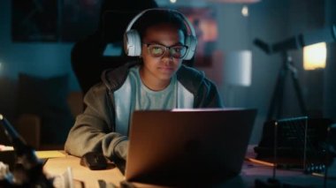 Dizüstü bilgisayar kullanan Genç Bilim Kızı