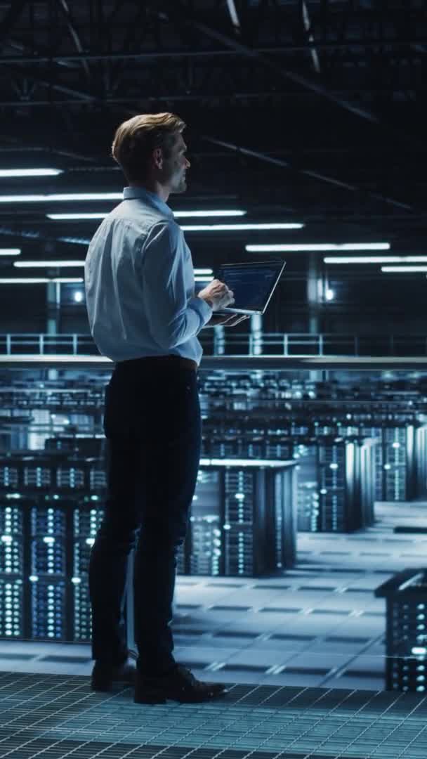 Datacenter SPecialist maakt gebruik van tabletcomputer — Stockvideo