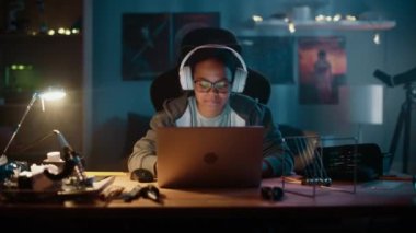 Dizüstü bilgisayar kullanan Genç Bilim Kızı