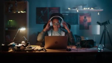 Dizüstü bilgisayar kullanan Genç Bilim Kızı