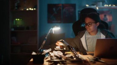 Dizüstü bilgisayar kullanan Genç Bilim Kızı