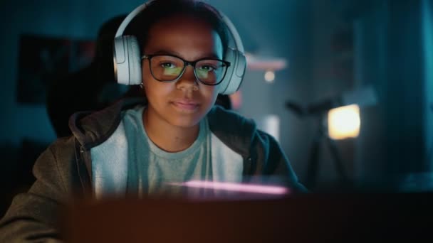 Νεαρή κοπέλα επιστήμη χρησιμοποιώντας φορητό υπολογιστή — Αρχείο Βίντεο