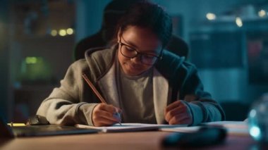 Not Defterinde Ödev Yapan Genç Kız