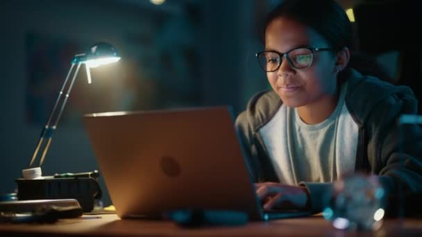 Mladá věda dívka pomocí notebooku — Stock video