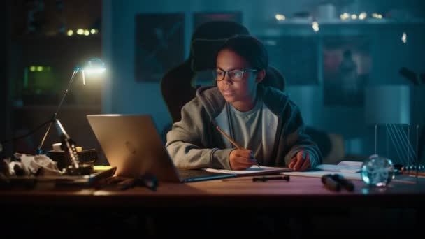 Chica joven haciendo tareas en el cuaderno en casa — Vídeos de Stock