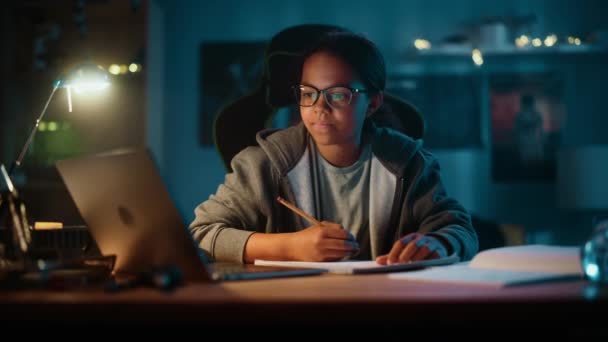 Νεαρό κορίτσι κάνει την εργασία στο σημειωματάριο στο σπίτι — Αρχείο Βίντεο