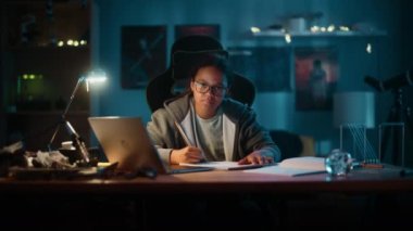 Not Defterinde Ödev Yapan Genç Kız