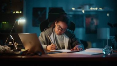 Not Defterinde Ödev Yapan Genç Kız