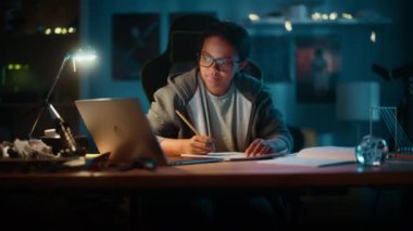 Not Defterinde Ödev Yapan Genç Kız