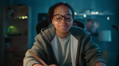 Evdeki Çok Irklı Genç Kızın Portresi