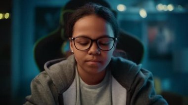 Evdeki Çok Irklı Genç Kızın Portresi