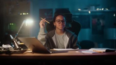 Evdeki Çok Irklı Genç Kızın Portresi