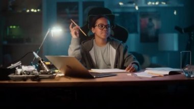 Evdeki Çok Irklı Genç Kızın Portresi