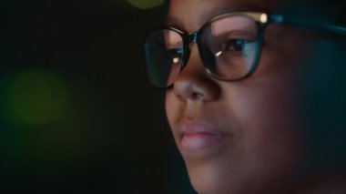 Evdeki Çok Irklı Genç Kızın Portresi