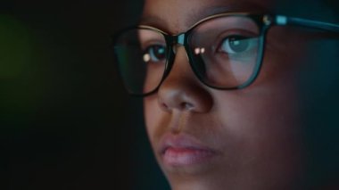 Evdeki Çok Irklı Genç Kızın Portresi