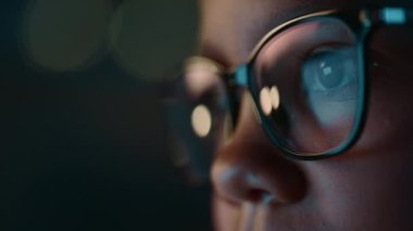 Evdeki Çok Irklı Genç Kızın Portresi