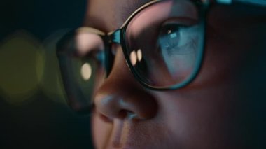 Evdeki Çok Irklı Genç Kızın Portresi