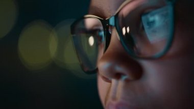 Evdeki Çok Irklı Genç Kızın Portresi